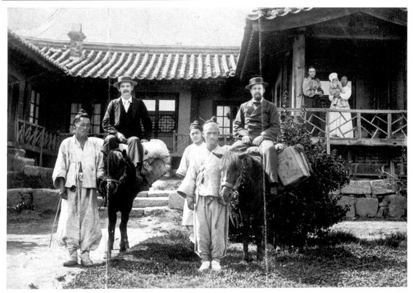 유진벨은 미국 남장로교에서 파송된 선교사로, 1895년에 한국에 들어와 당시 가난과 일제의 억압으로 고통당하던 조선 사람들에게 복음을 증거하였다. 위 사진은 그가 목회 사역하던 중에 찍은 사진으로, 오른쪽 말 위에 탄 사람이 유진 벨 선교사이다. 